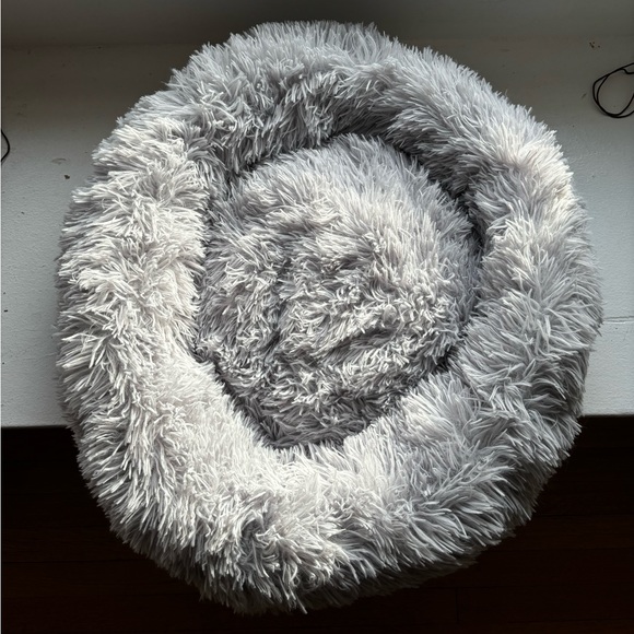 Plush cat bed - Picture 1 of 3